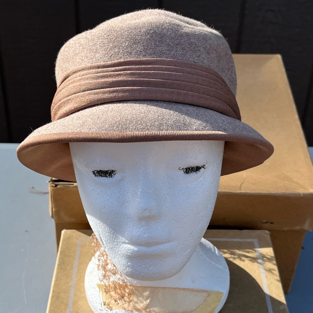 The Suburban by Junior B vintage MCM bucket cloche felt hat with ribbon